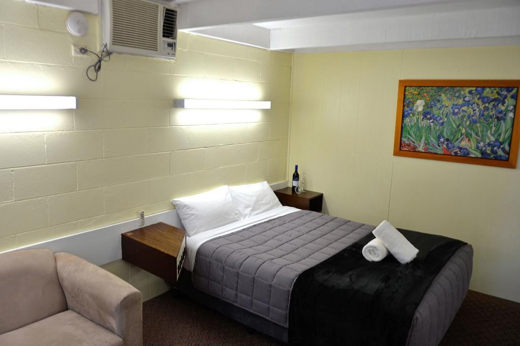 ווסט וויאלונג Charles Sturt Motor Inn מראה חיצוני תמונה